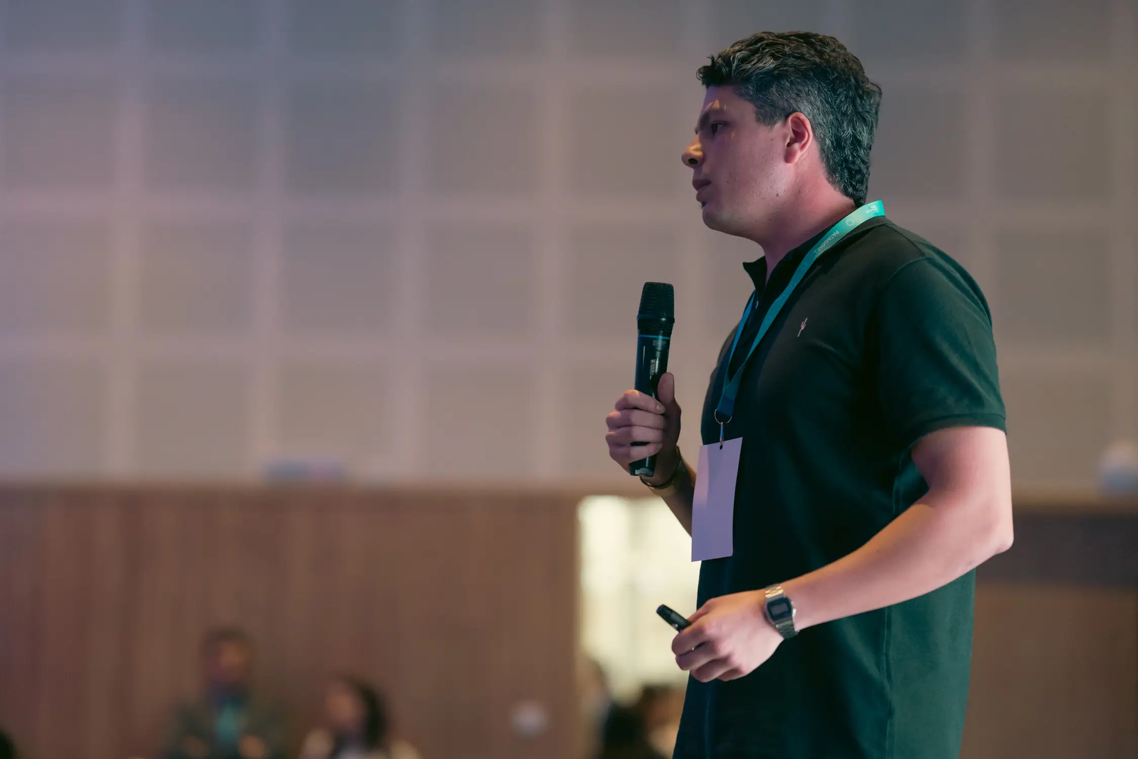 Octavio hablando con micrófono en la masterclass de Endeavor Patagonia