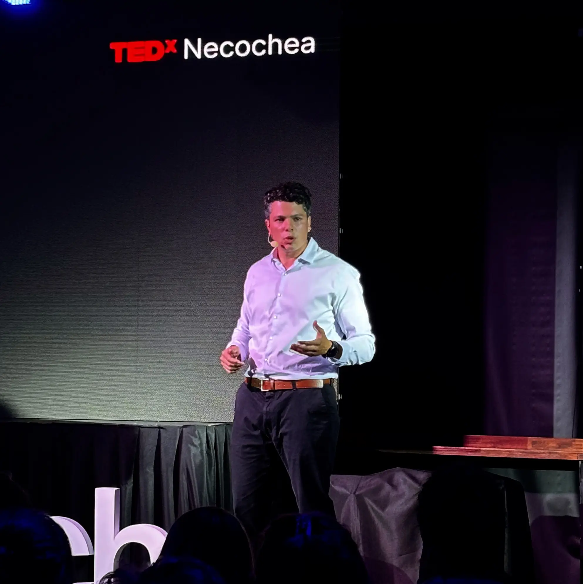 Octavio Bidegain en el escenario de TEDxNecochea