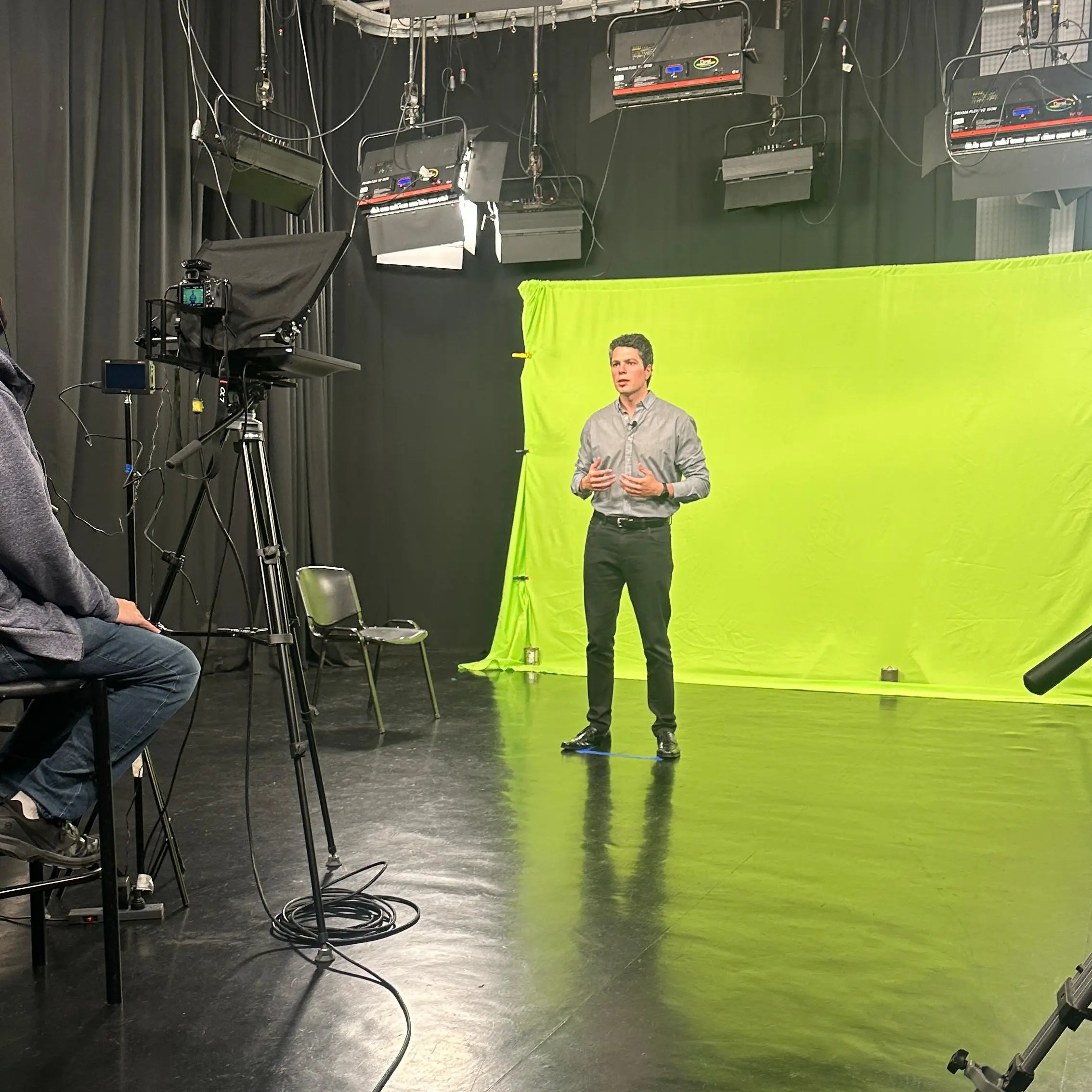 Grabación de una charla en estudio, con fondo croma verde